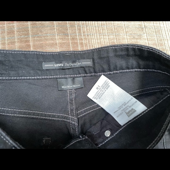Levi’s Mid Rise Jeans - Picture 5 of 6